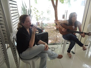 Música ao vivo no término da reunião
